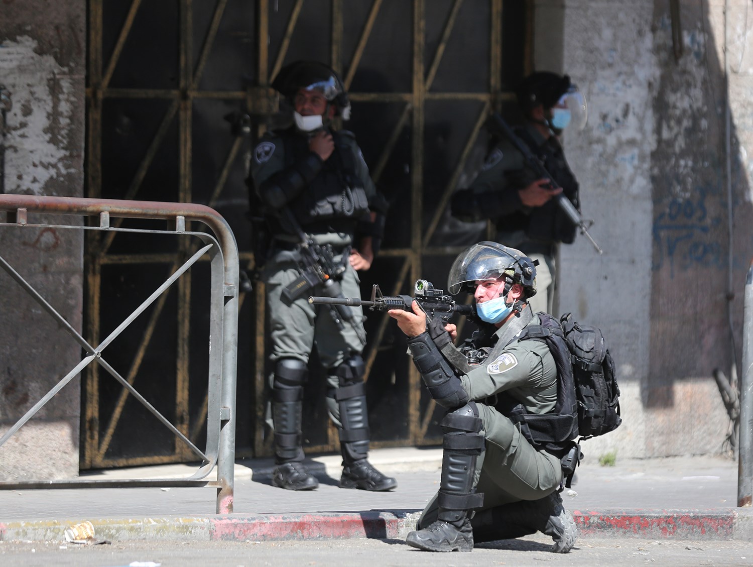Des Palestiniens suffoqués lors d’affrontements avec l’occupation à Hébron