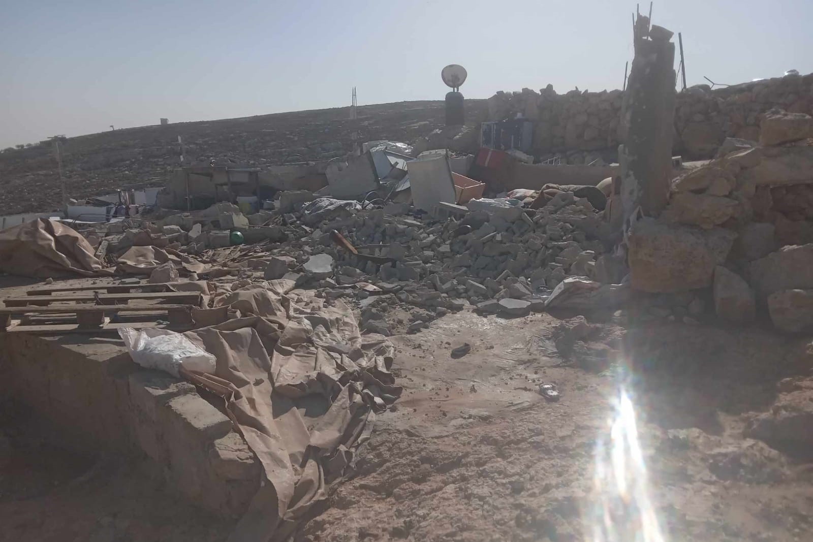 Les gangs de colons démolissent les habitations des citoyens palestiniens près d’Hébron