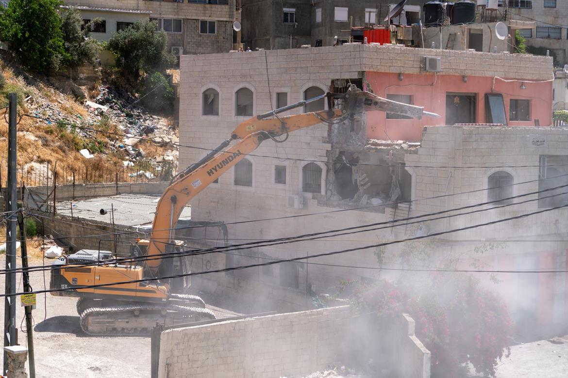 Les bulldozers israéliens démolissent l’immeuble de la famille de Rajabi à Jérusalem occupée et la diplomatie Palestinienne condamne