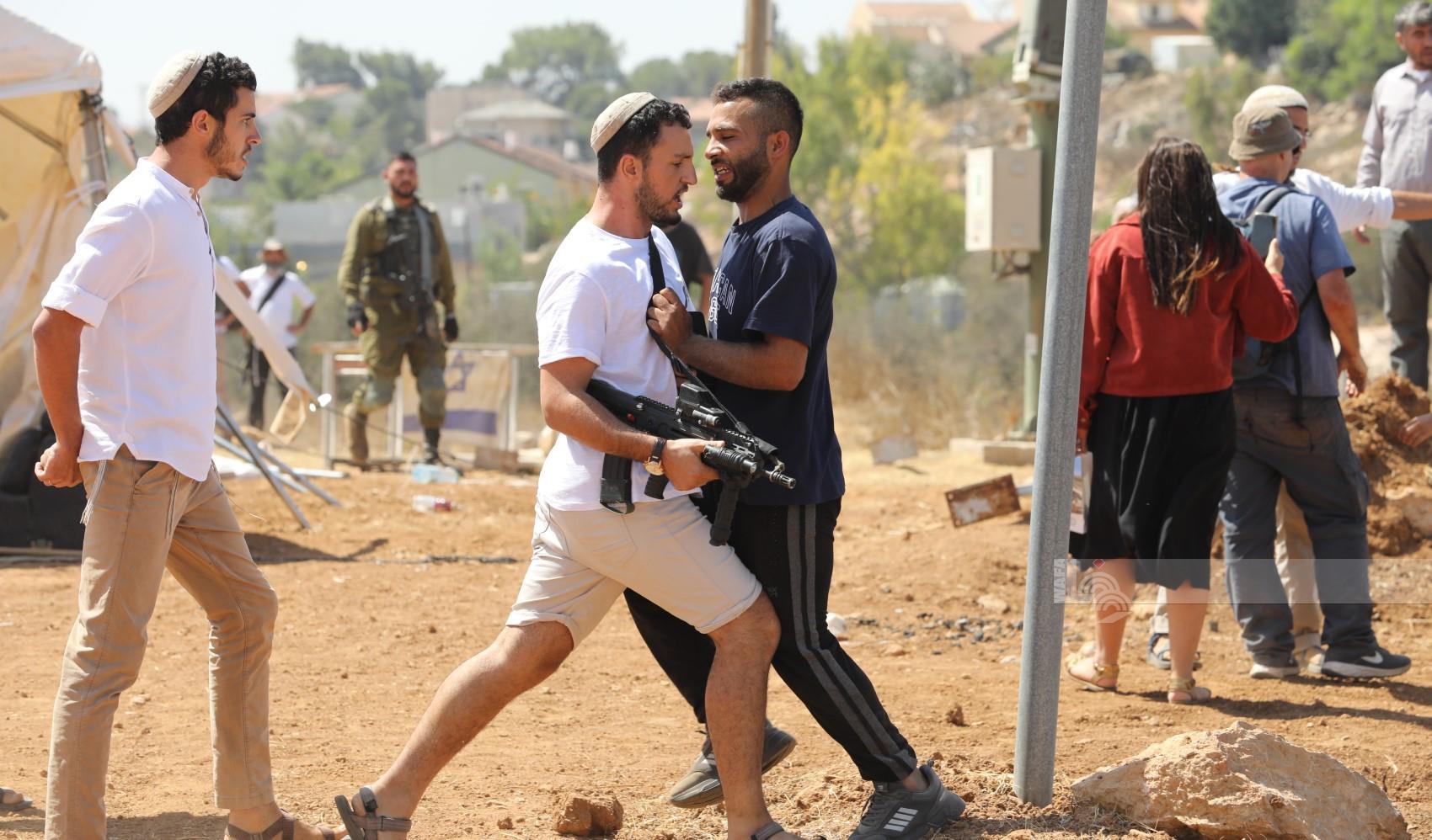 Les colonisateurs israéliens détruisent des champs de blé au nord-ouest de Naplouse