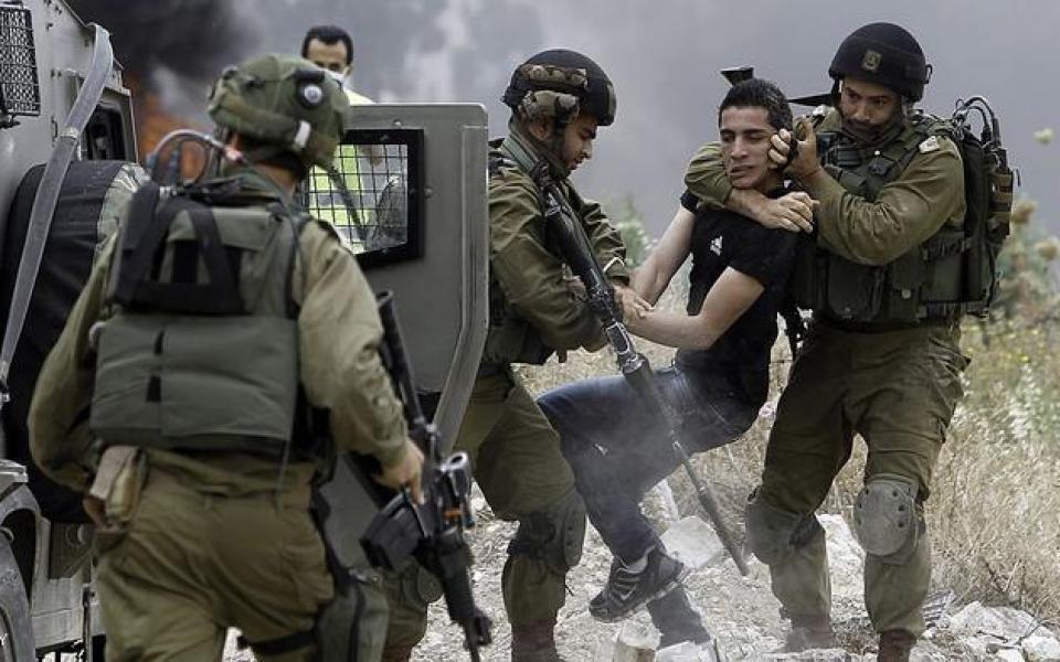Des arrestations israéliennes à grande échelle dans les régions palestiniennes occupées