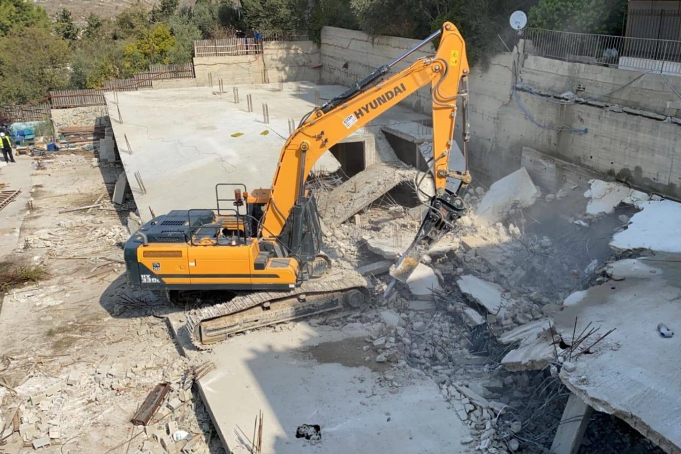 Des dizaines de Palestiniens laissés sans abri après la démolition de leurs appartements par Israël à Silwan