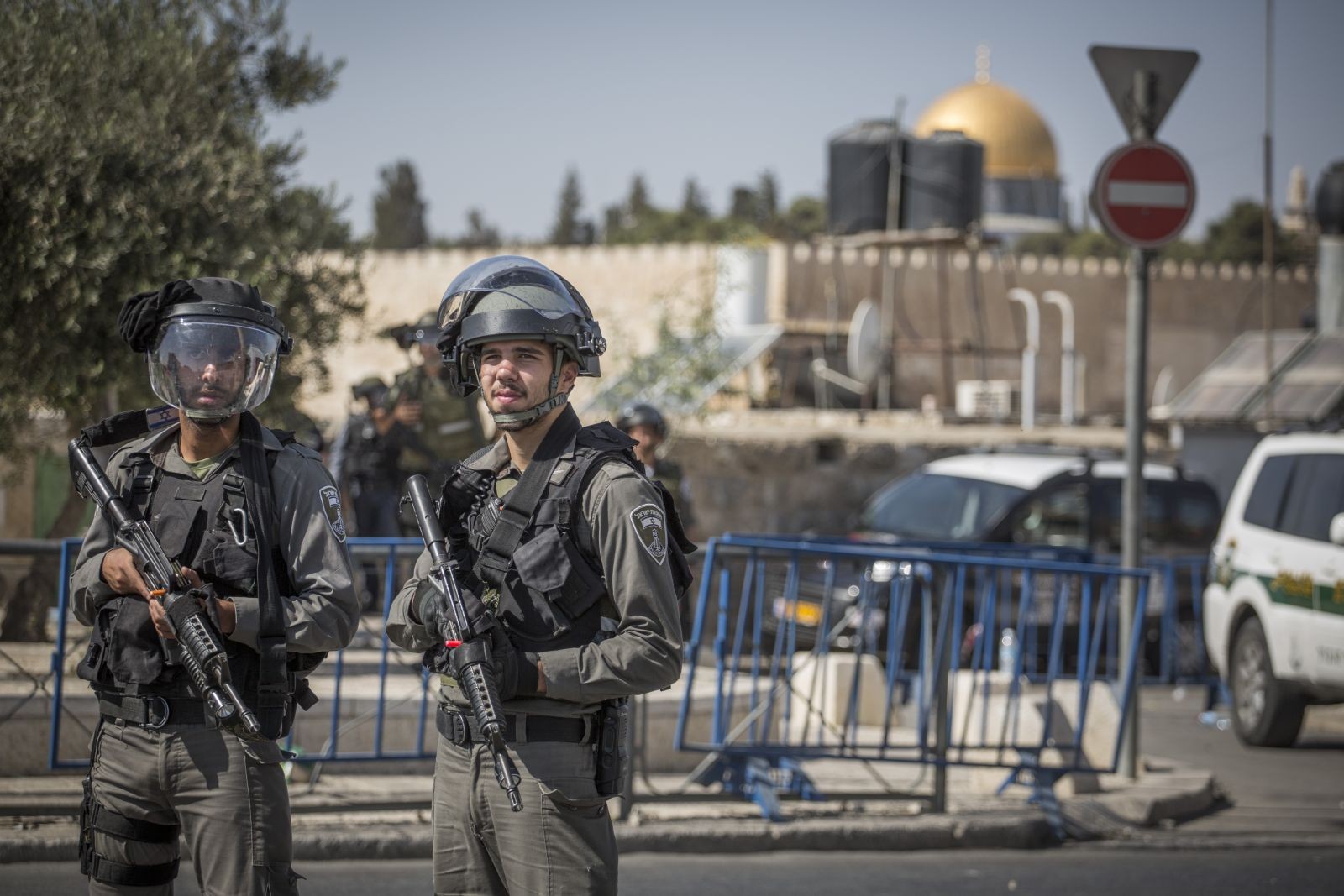L'occupation arrête un jeune palestinien et éloigne un autre de la Mosquée Al-Aqsa 