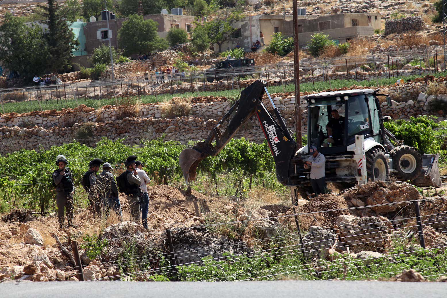 Les forces d’occupation israéliennes rasent des terres près d’Hébron
