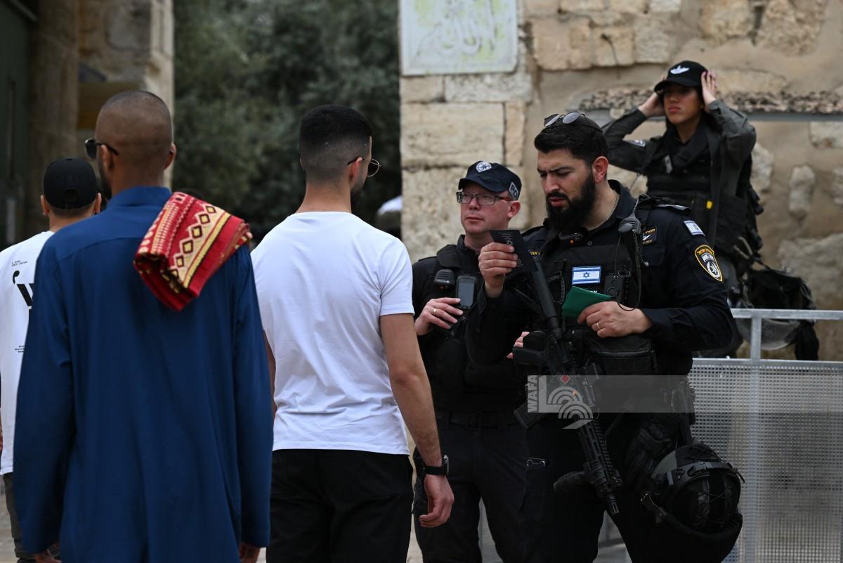 Les forces israéliennes prennent d'assaut la mosquée Al-Aqsa et refusent l'entrée à des dizaines de fidèles