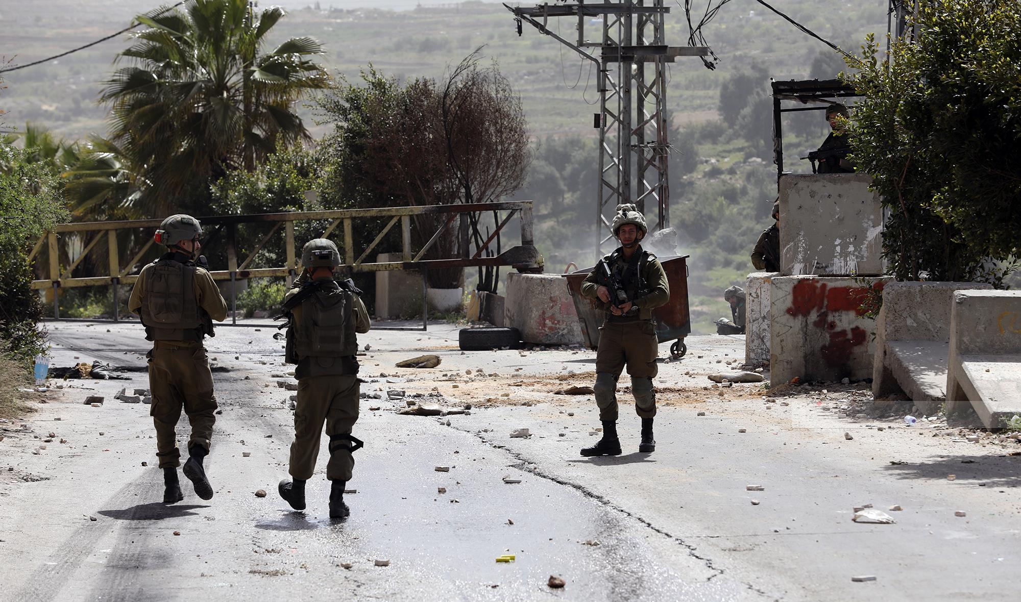 Deux Palestiniens blessés et quatre autres arrêtés par les forces d'occupation à Hébron
