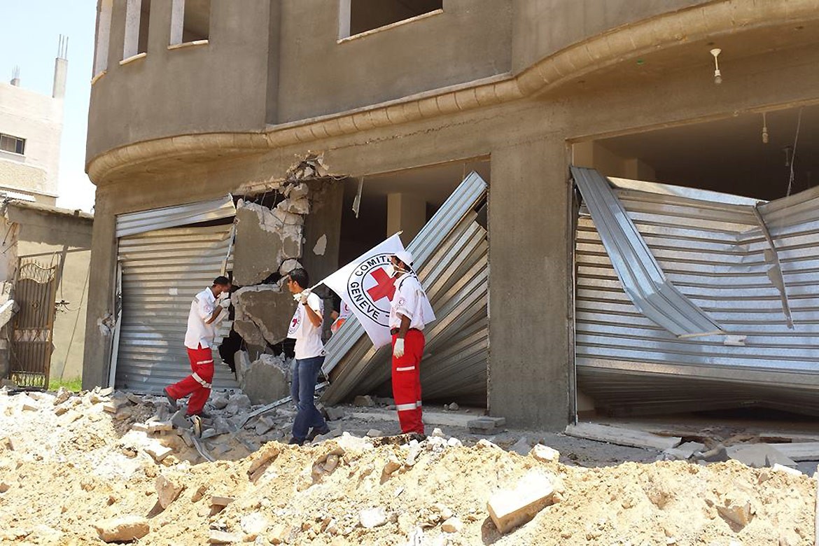 Les forces d’occupation libèrent deux médecins arrêtés à l'hôpital Al-Amal à Khan Younis