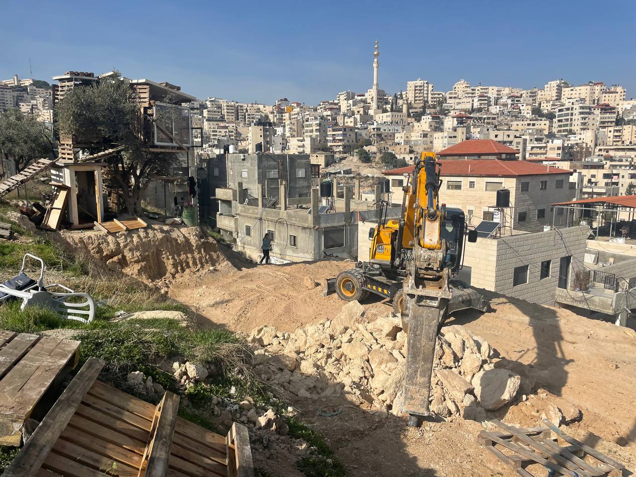 Trois enfants laissés sans abri après qu’Israël force leur père de détruire sa maison à Jérusalem 