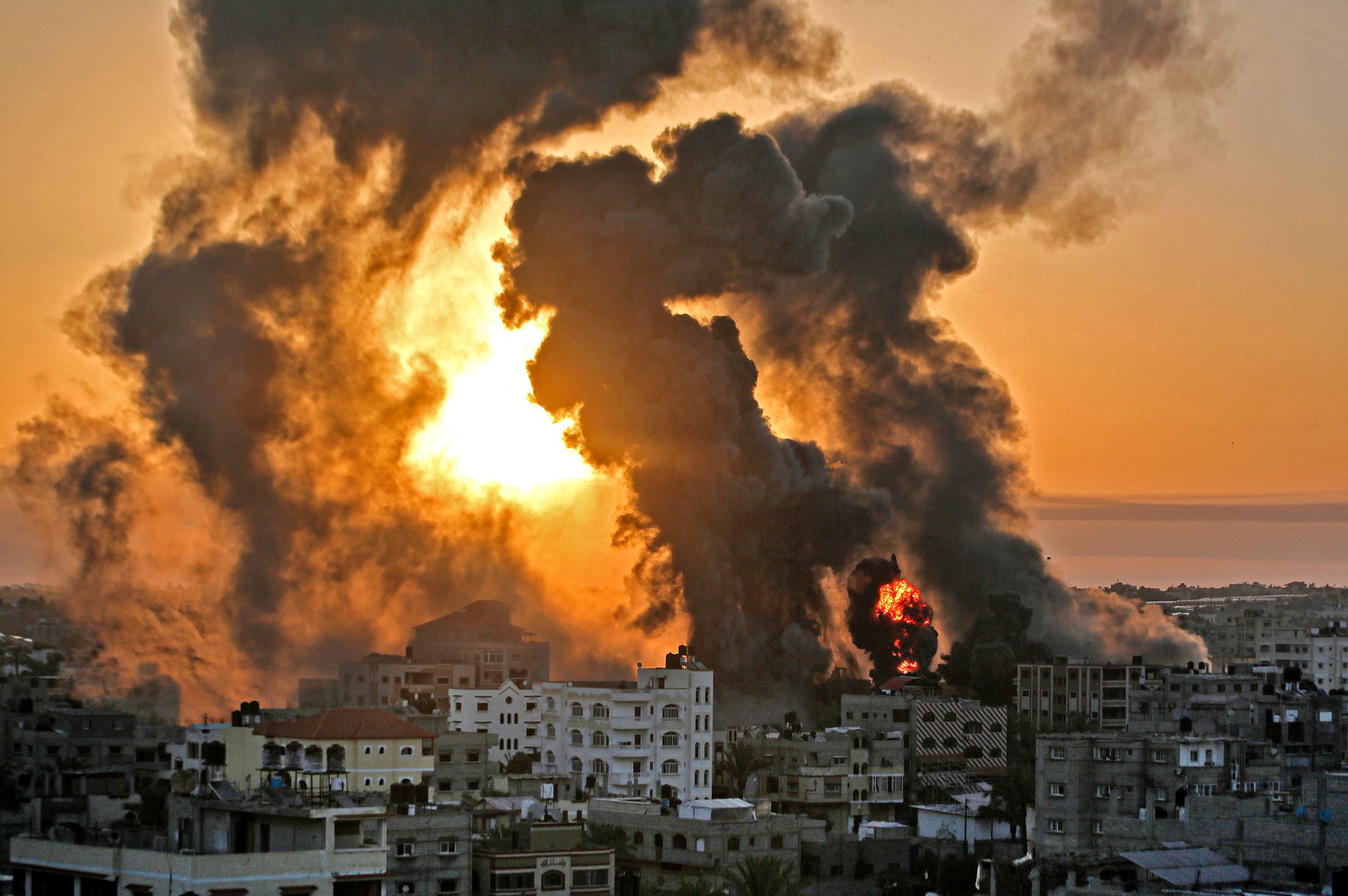 Les avions de combat israéliens bombardent la bande de Gaza