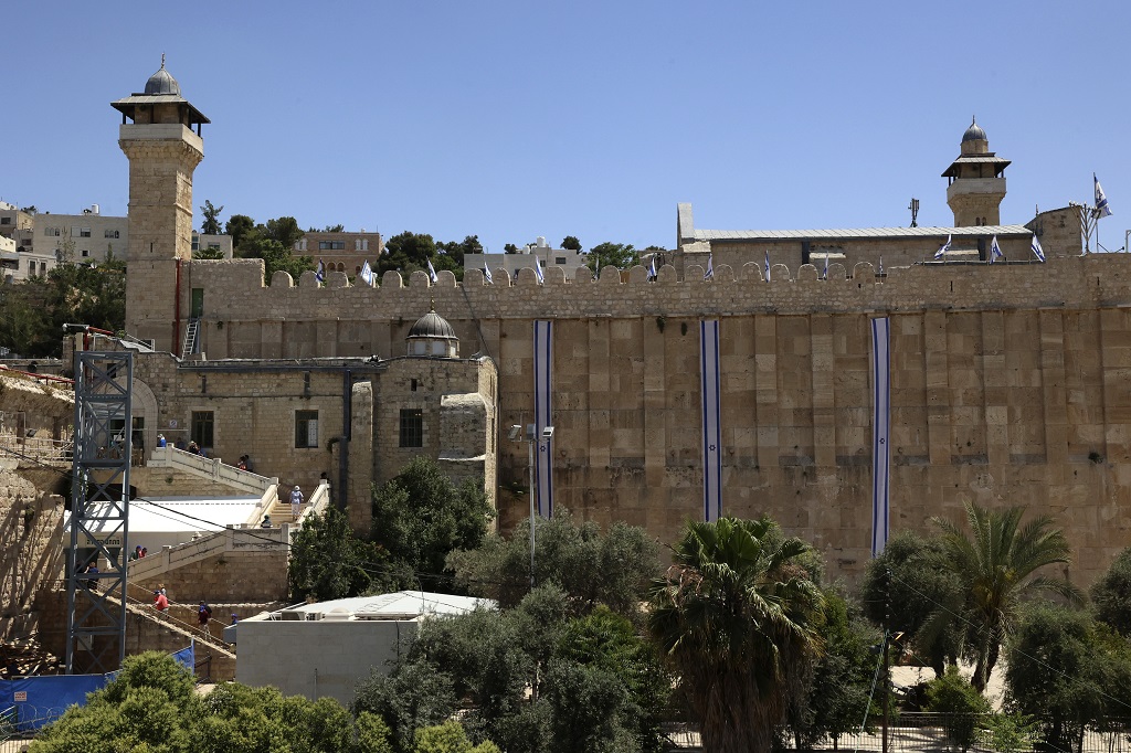 Des centaines de colons prennent d'assaut la mosquée Ibrahimi à Hébron