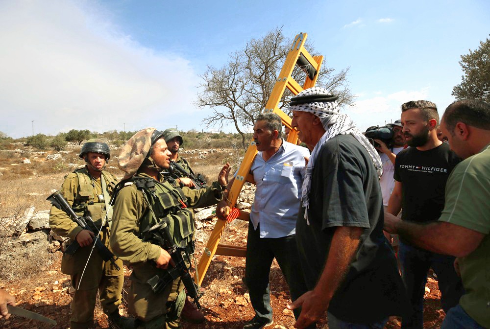 L'armée israélienne empêche les agriculteurs palestiniens de récolter les olives à l'est de Tulkarem