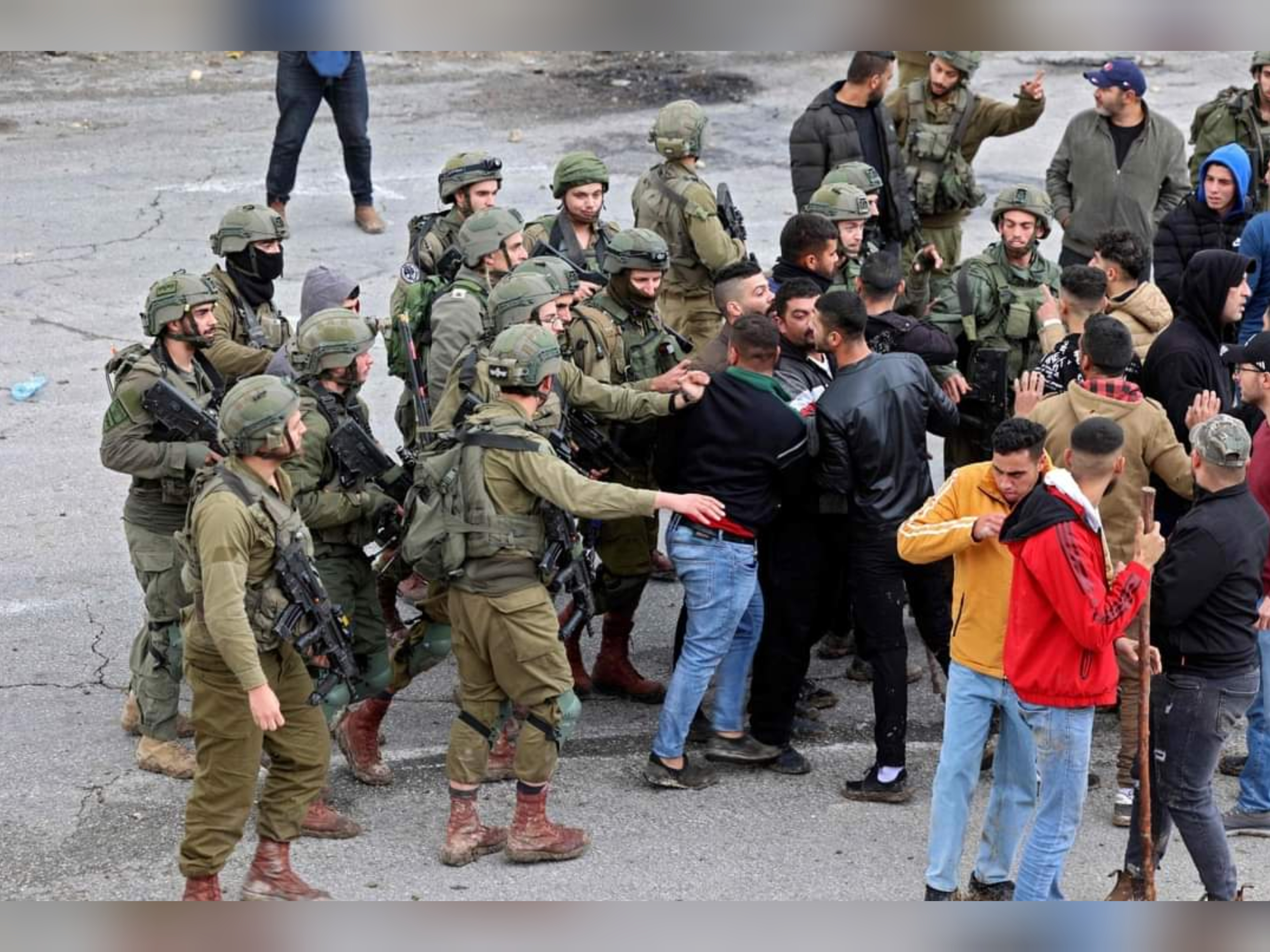 Un jeune Palestinien blessé alors que les habitants confrontent les attaques des colons à Naplouse