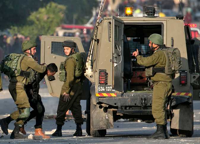 Les forces d'occupation israéliennes  assiègent un village près de Ramallah et  arrêtent 20 Palestiniens