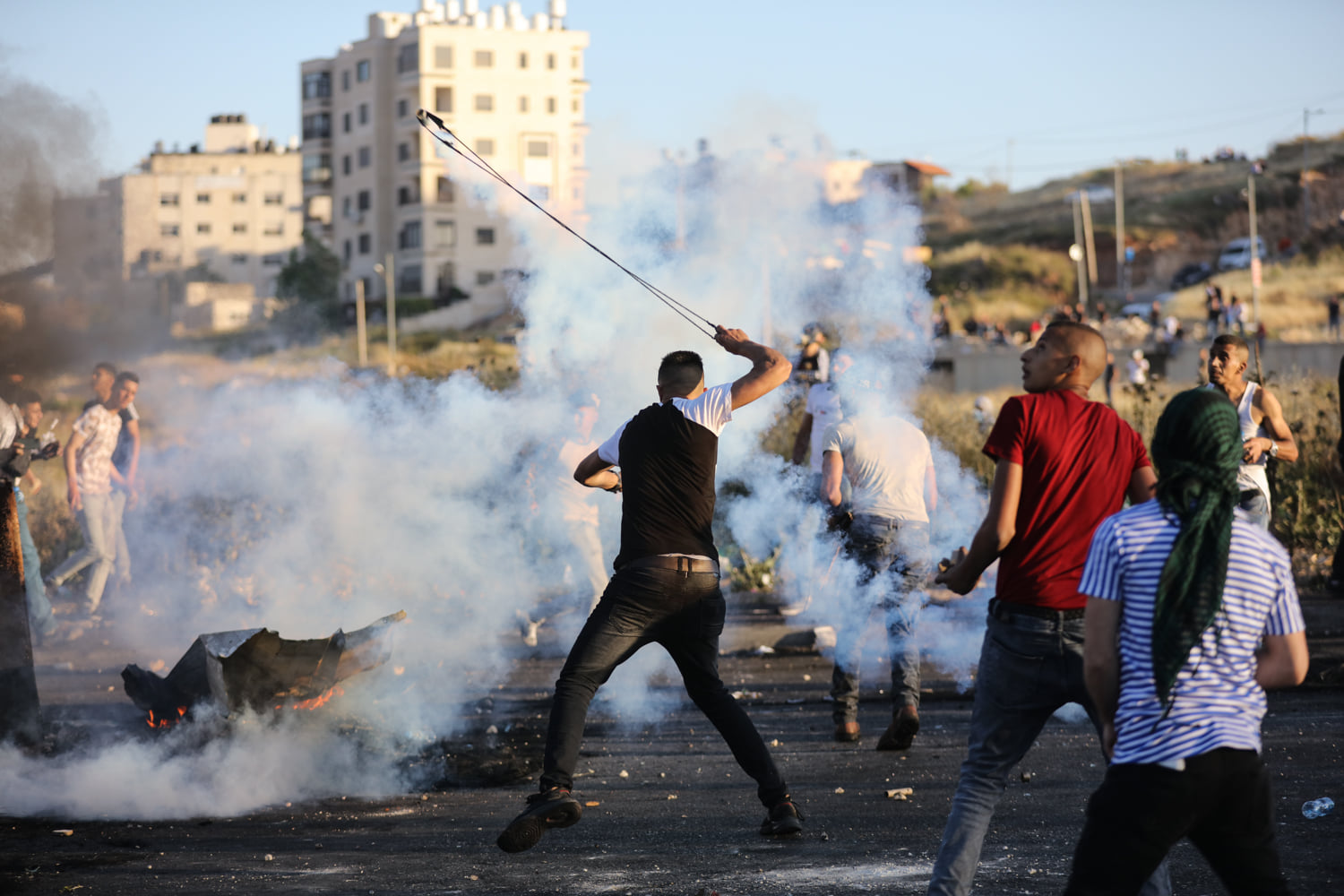 Les Palestiniens s’affrontent avec les forces d’occupation israéliennes près de Ramallah