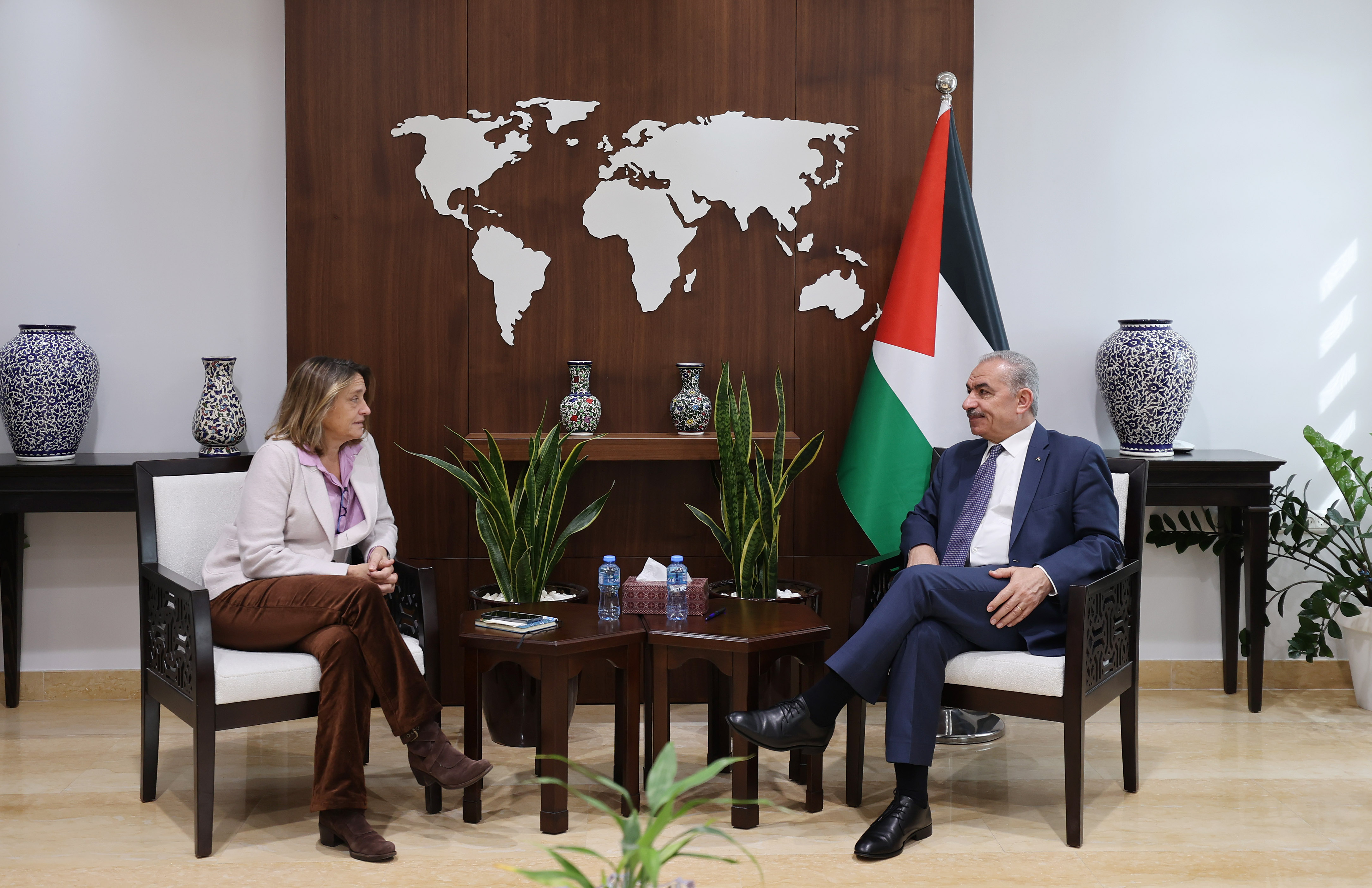 Shtayyeh discute avec la coordinatrice de l’ONU la nécessité de protéger le peuple palestinien 
