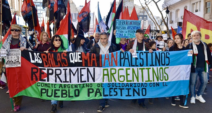 Dans un geste symbolique, des Argentins s'alignent devant l'ambassade de Palestine à Buenos Aires pour demander la nationalité