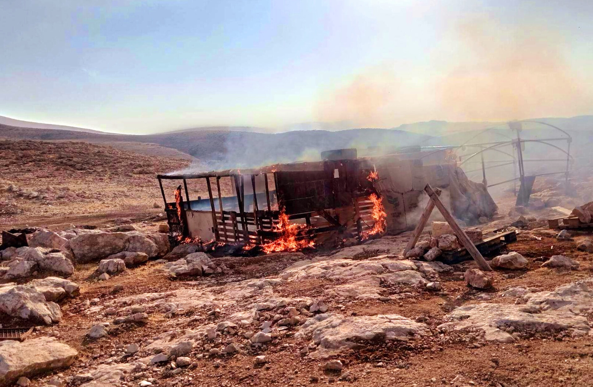 Des colons mettent le feu à une habitation au nord-est de Jérusalem