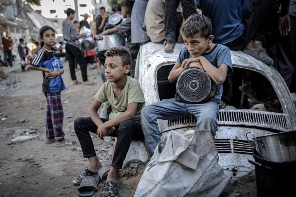 Une petite fille meurt de faim et de malnutrition à Gaza