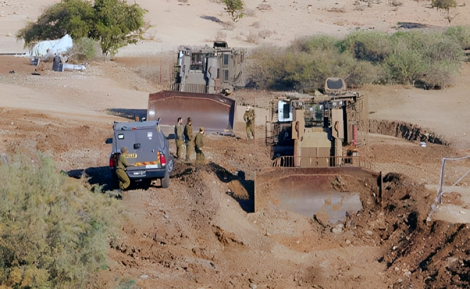 Les soldats israéliens détruisent le réseau d'eau dans un village près de Bethléem