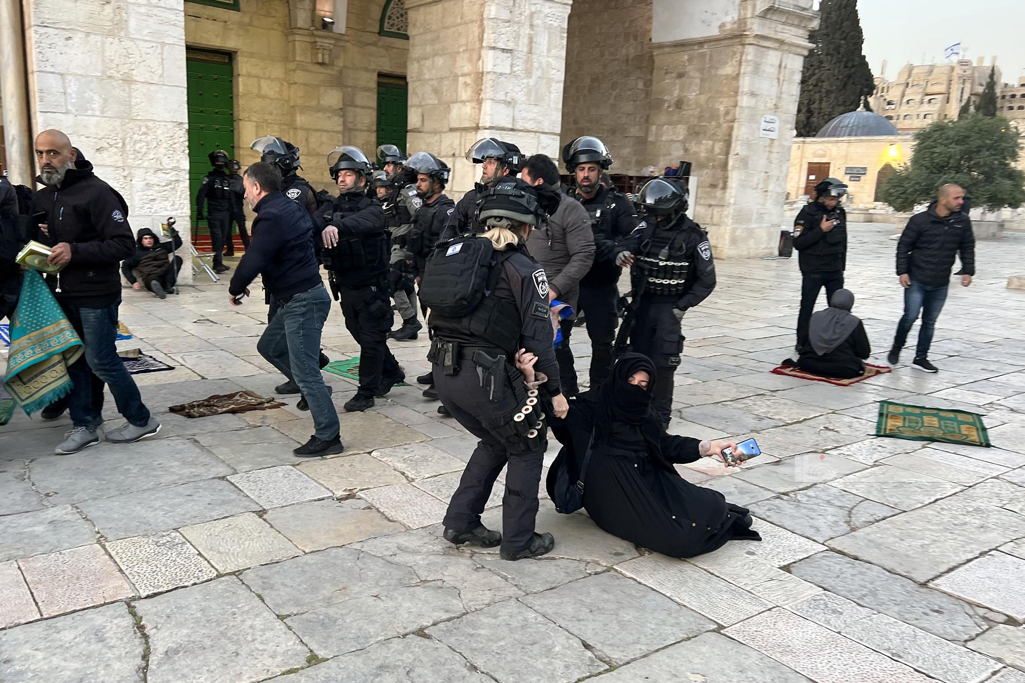 L'occupation prend d'assaut  à nouveau Al-Aqsa 