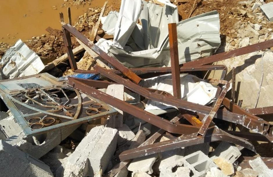 Les forces d’occupation israéliennes démolissent une serre agricole et un puits d’eau près d’Hébron