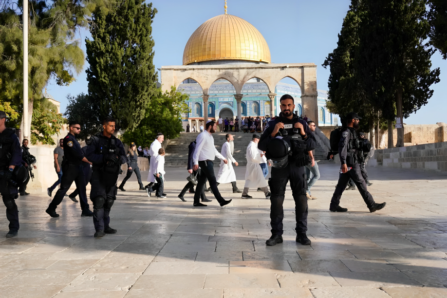 Des dizaines de colons israéliens s’introduisent dans la mosquée d’Al-Aqsa