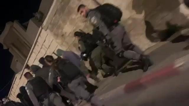 Sous la protection de la police israélienne des colons juifs agressent les Palestiniens à Chekh Jarrah