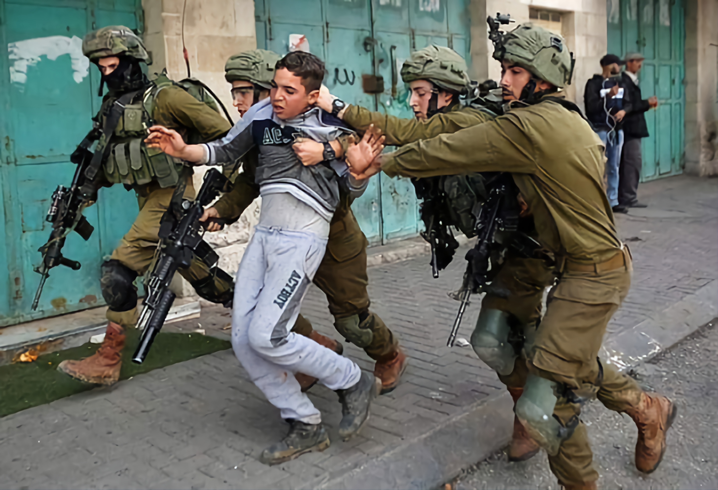 Des Palestiniens blessés et d’autres arrêtés lors des incursions israéliennes en Cisjordanie