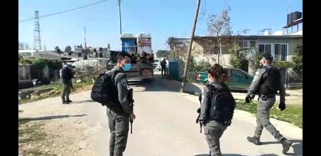 Les forces d’occupation israéliennes saisissent des tentes et des installations   mobiles à Jérusalem occupée