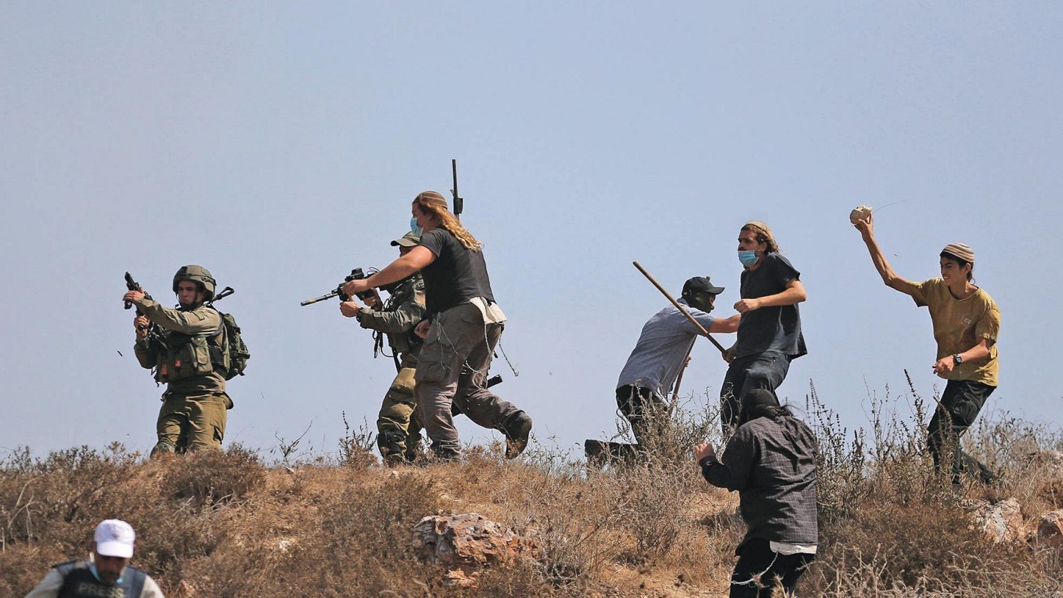 Des agriculteurs palestiniens attaqués par des colonisateurs israéliens à l'est de Tulkarem