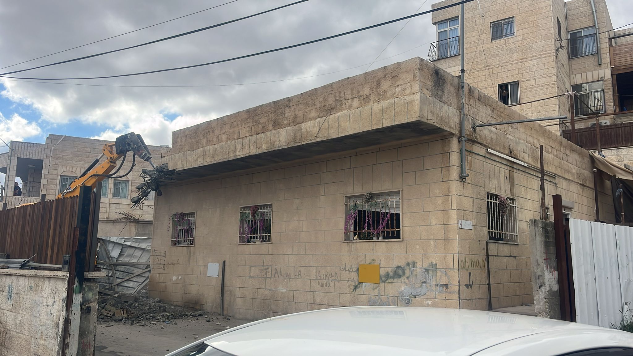 Jérusalem : les forces de l’occupation obligent deux citoyens à démolir leurs maisons