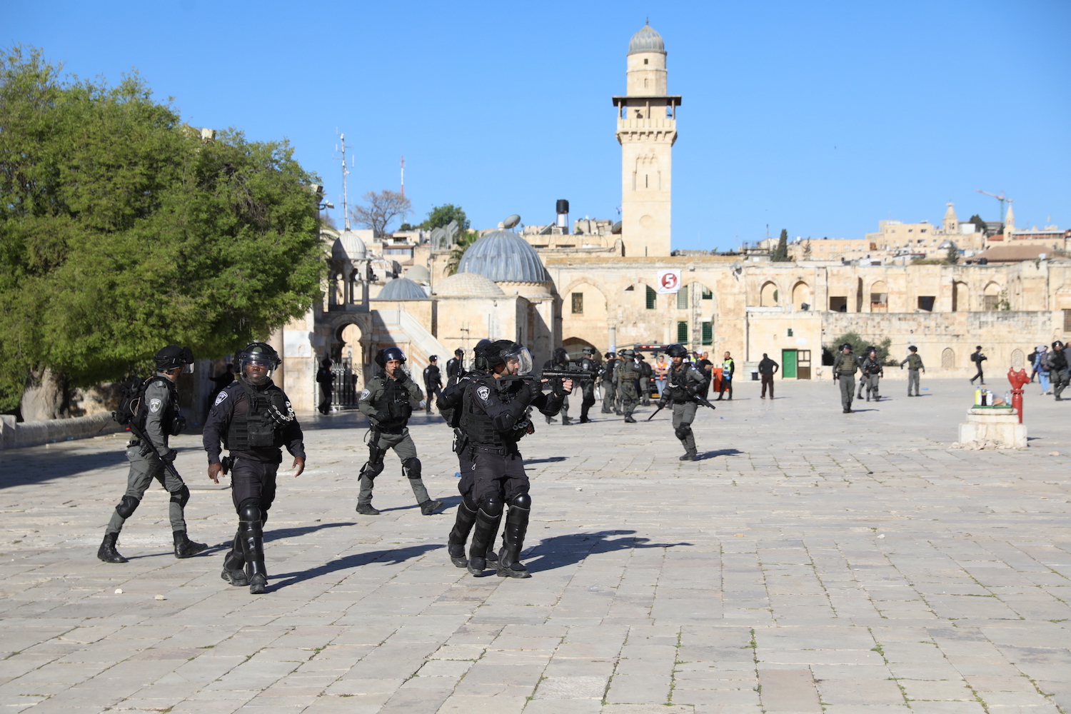 25 incursions dans la mosquée Al-Aqsa, et l'appel à la prière à Al-Ibrahimi, interdit 42 fois pendant le mois de mars 