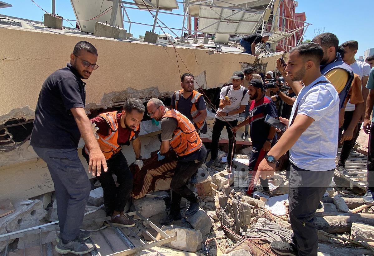 Des équipes médicales et de secours récupèrent six corps au sud de Gaza