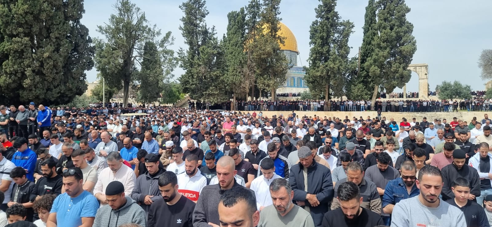125 000 Palestiniens assistent à la prière du vendredi à Al-Aqsa malgré les restrictions israéliennes