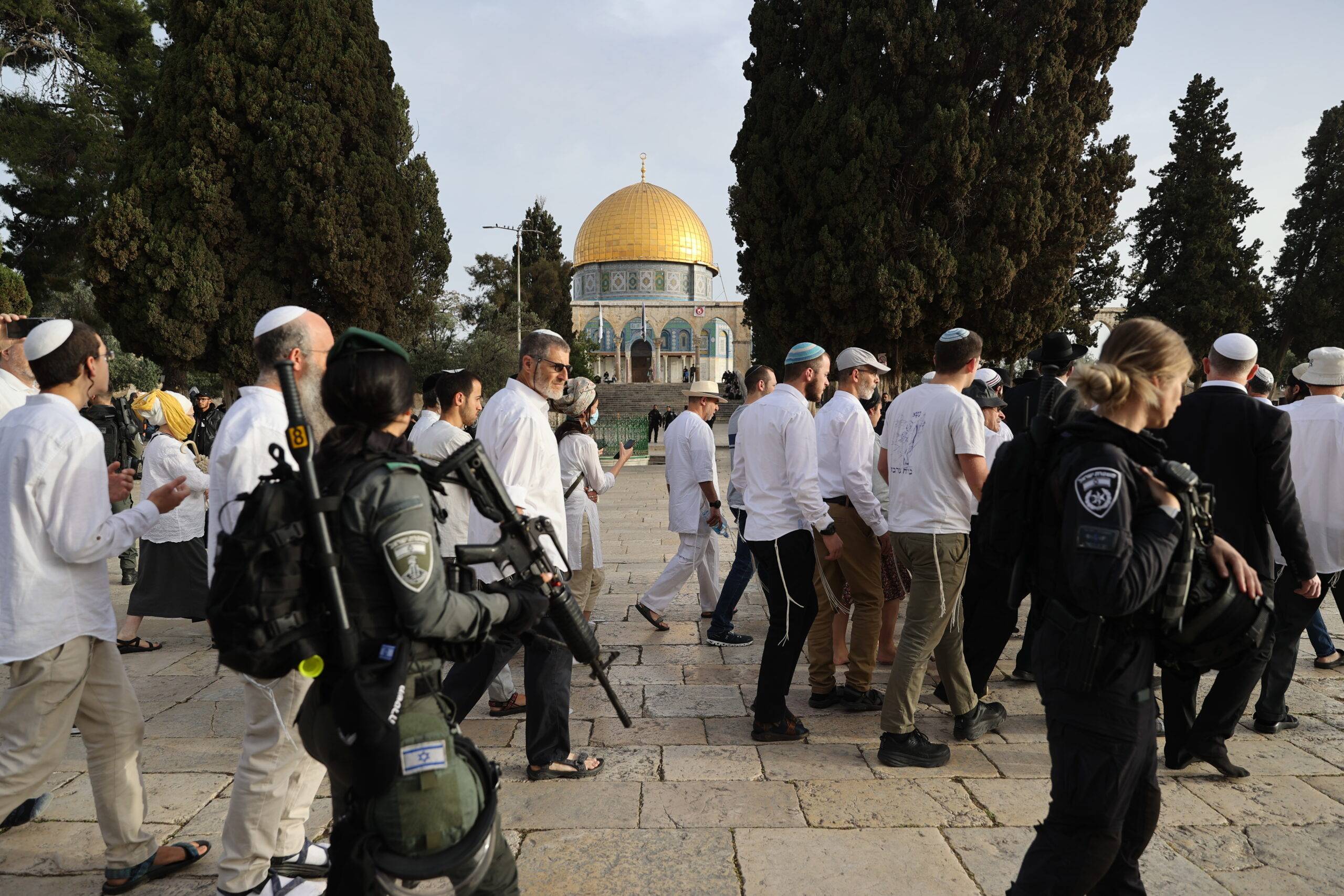 Des dizaines de colons, sous escorte militaire, pénètrent par effraction dans la mosquée Al-Aqsa