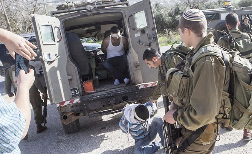 L'occupation arrête deux jeunes Palestiniens sur un poste de contrôle militaire, au nord- ouest de Jérusalem