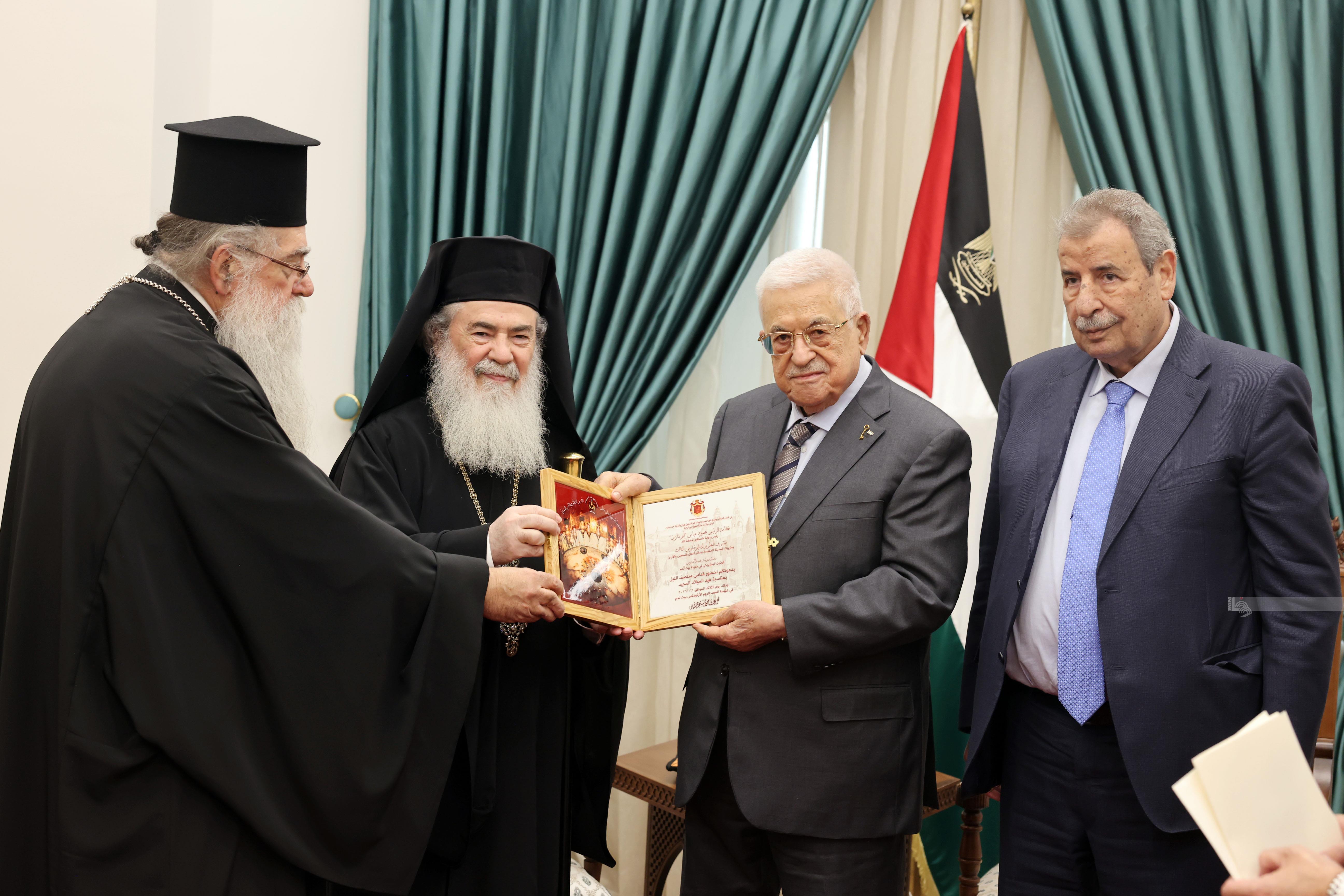 Le président Abbas reçoit une invitation à la messe de Noël du patriarche Théophile III
