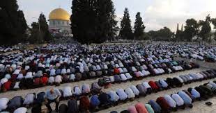 150 000 fidèles exécutent les prières du soir dans la mosquée Al-Aqsa