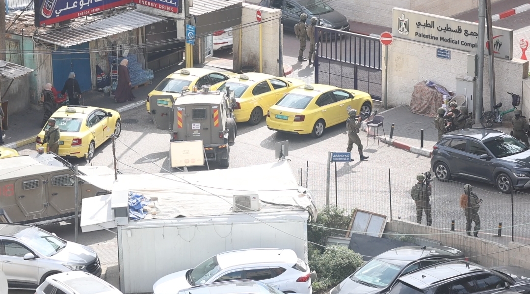 Les forces d’occupation israéliennes font irruption dans l’enceinte du complexe médical de Palestine et déploient des tireurs d’élite