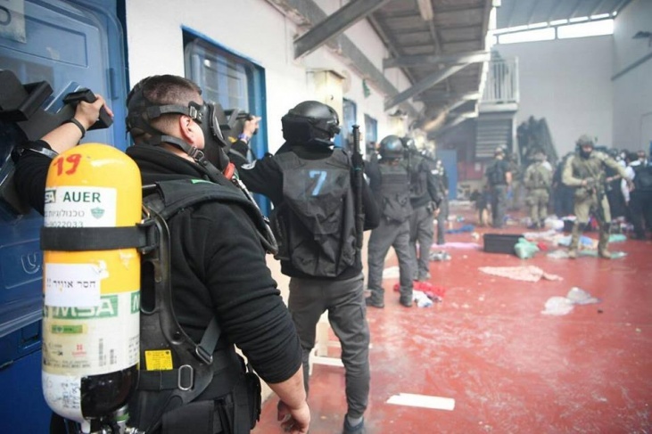 Les unités de répression prennent d’assaut la prison "Raymond" et mènent une vaste perquisition