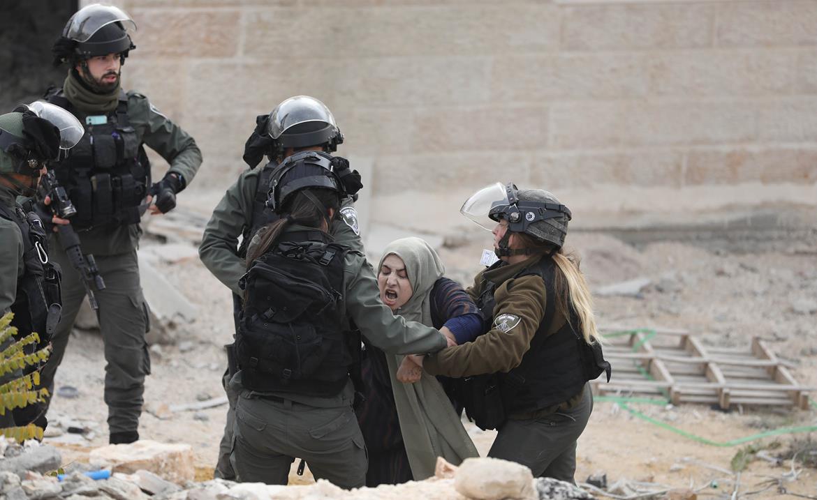 Les forces d’occupation agressent une famille palestinienne à Bethléem