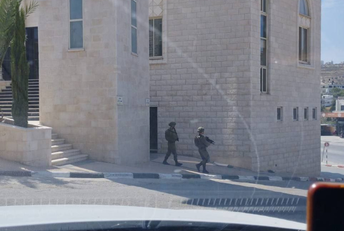 Les forces d'occupation israéliennes attaquent des fidèles pendant la prière de l'Asr à Naplouse