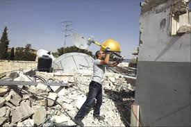 Les autorités israéliennes  forcent un habitant de Jérusalem à démolir sa maison 