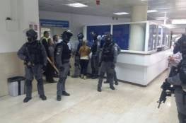 L'armée israélienne  prend d'assaut l'hôpital Al-Makassed à Jérusalem, en tirant des bombes sonores 
