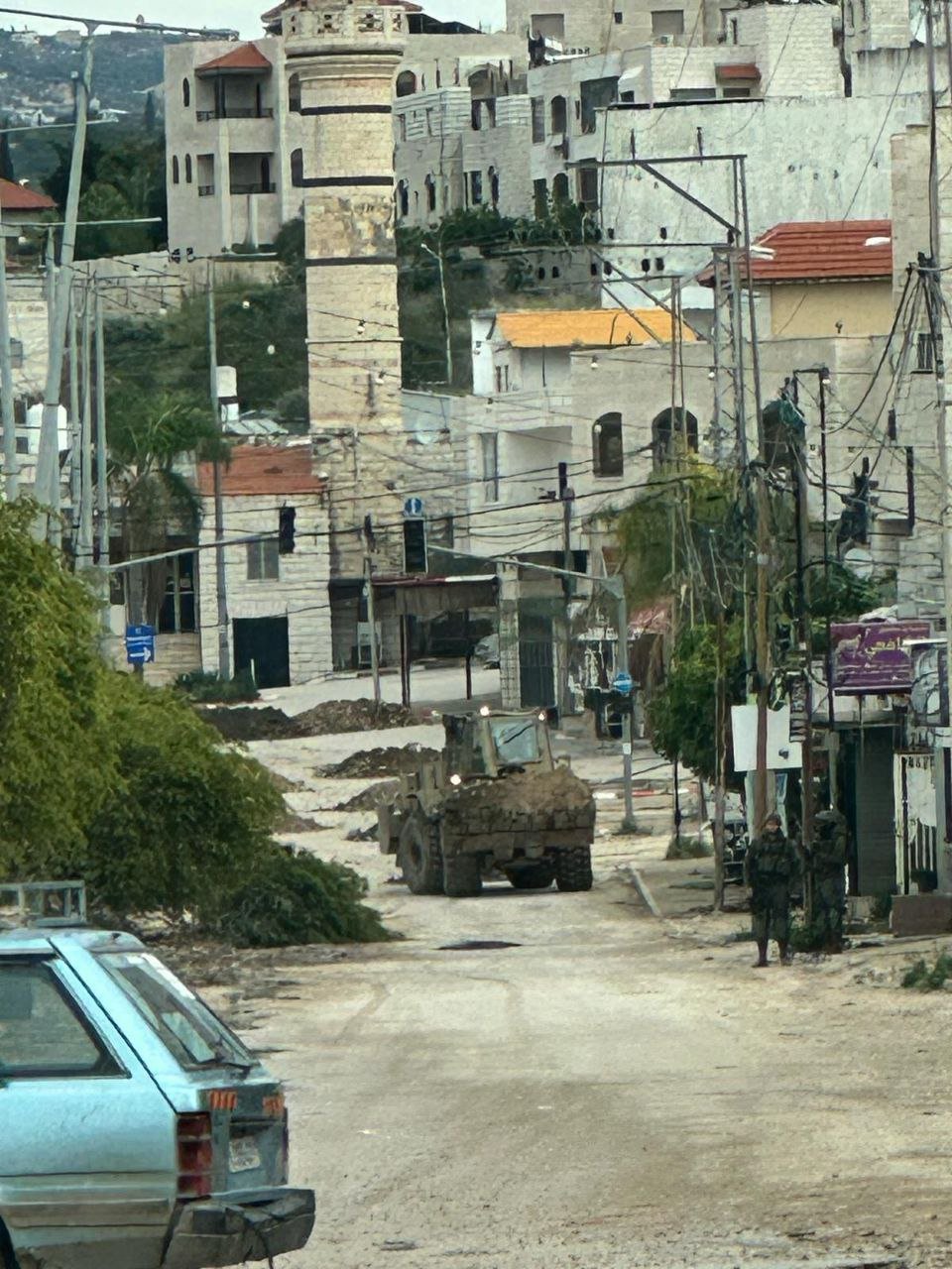 L’armée israélienne bloque une rue et s’empare des véhicules à Tulkarem