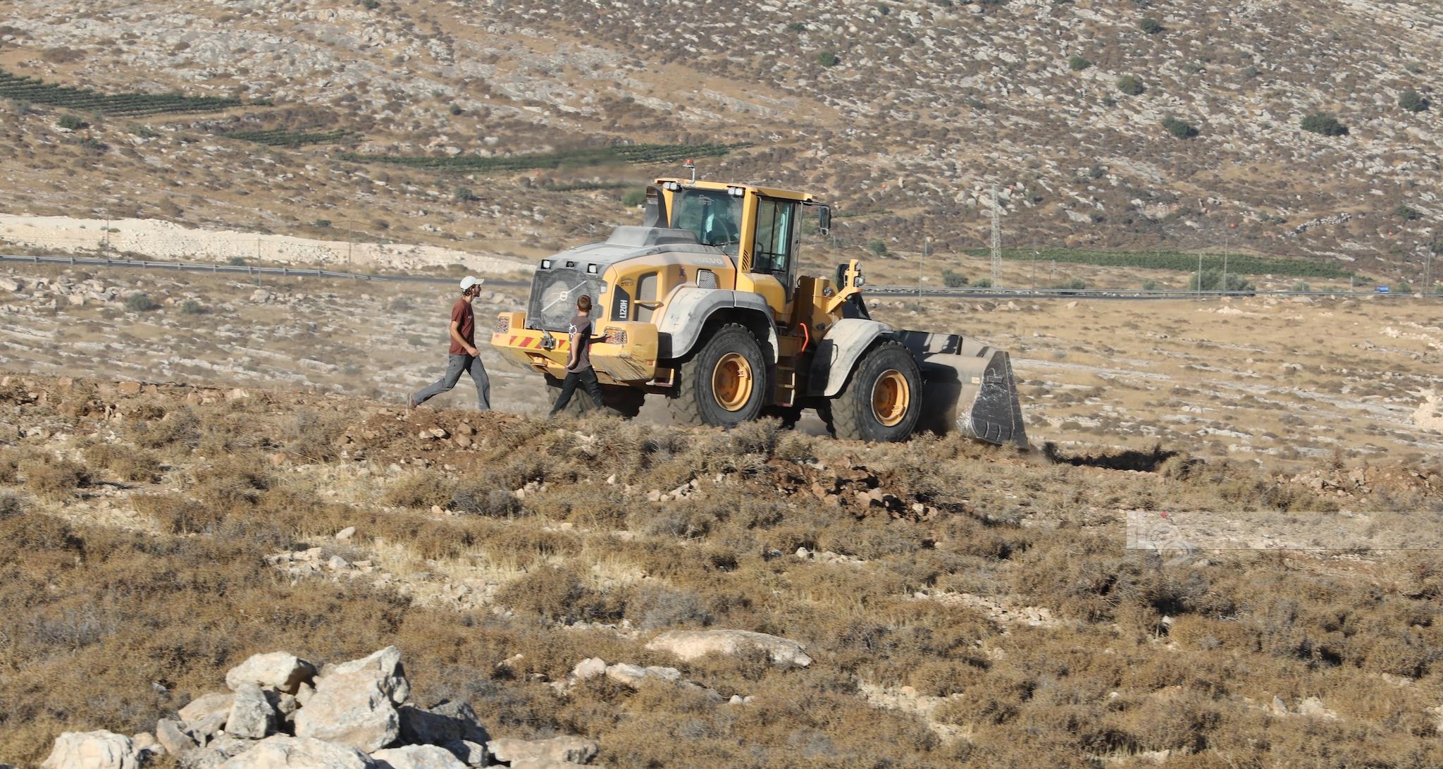 Un colonisateur israélien détruit une petite ferme au nord de Jéricho