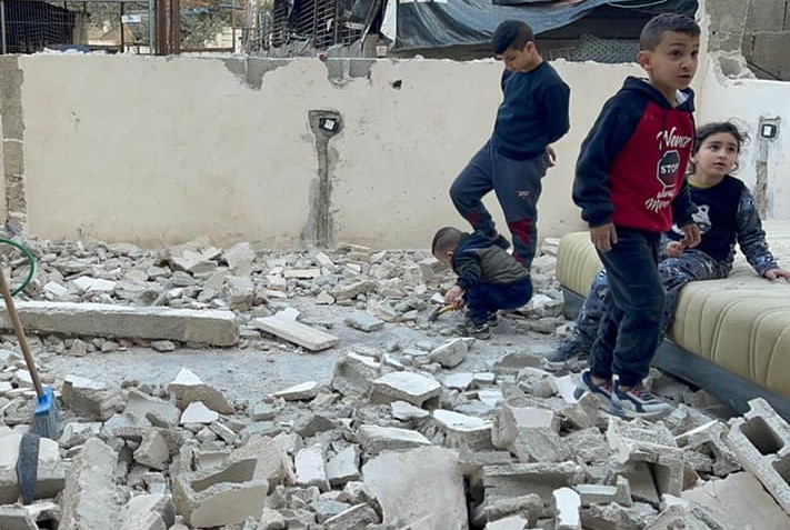 Les autorités israéliennes obligent un Palestinien de démolir sa maison à Jérusalem occupée