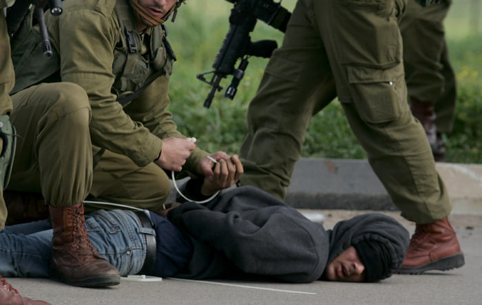 L’armée israélienne arrête 3 Palestiniens près de Ramallah