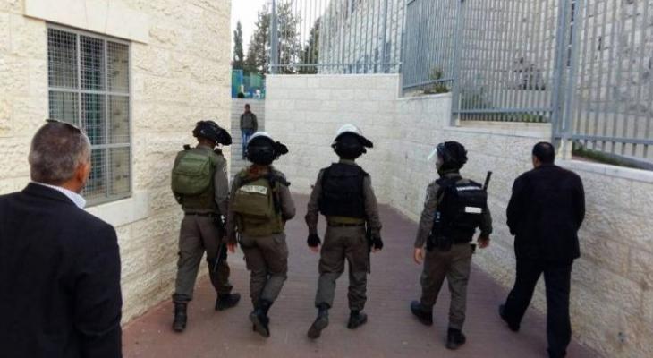 L'occupation prend d'assaut une école dans la vieille ville d’Hébron, arrête un employé