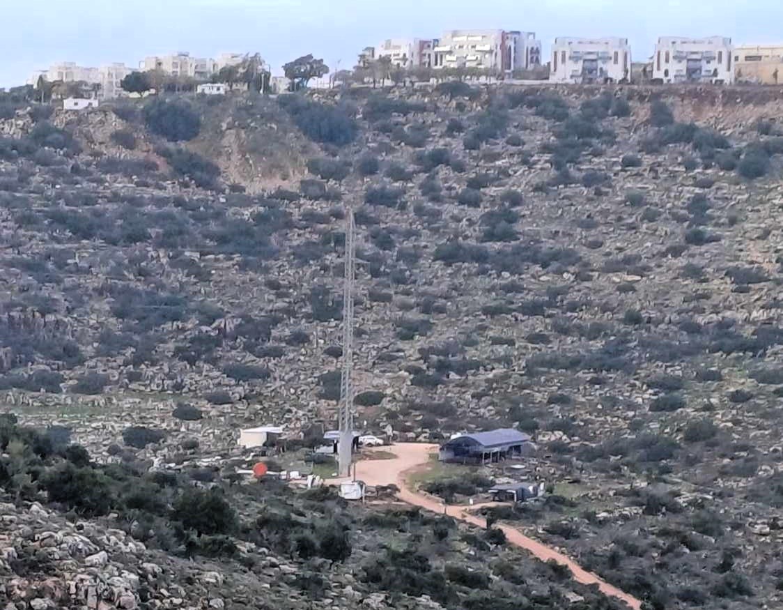 Des colons volent des terres, installent des maisons mobiles près de Salfit